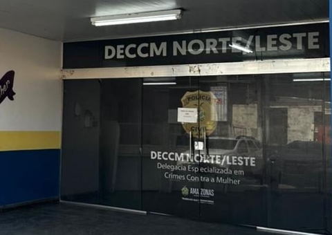 Homem agride ex e a tranca nua no banheiro após mulher recusar reatar com ele