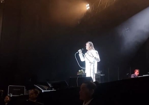 Vídeo: Roberto Carlos faz homenagem emocionante a Silvio Santos durante show