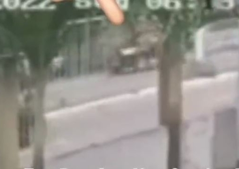 Vídeo mostra momento em que carro esmaga mulher na parada de ônibus em Manaus