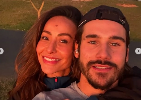 Volumão nas calças de Nicolas Prattes chama atenção e Sabrina Sato comenta: "amo omelete"