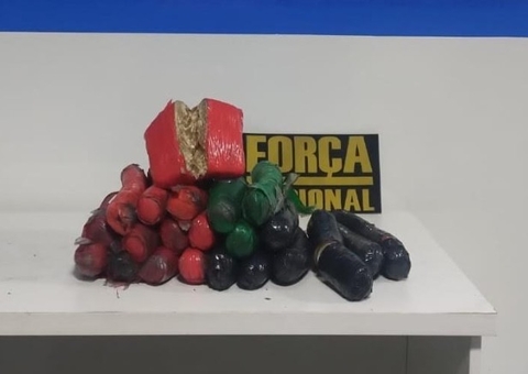 Cocaína avaliada em R$ 600 mil é achada no banco de moto em barco no Amazonas