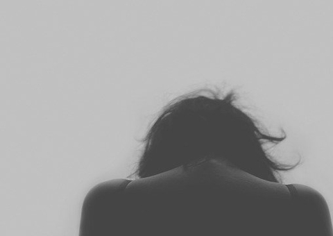 Mulher é torturada e tem cabelo cortado com faca pelo namorado