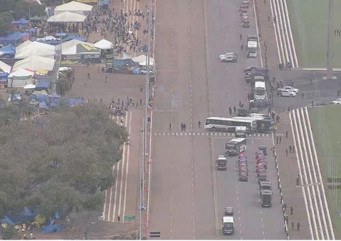 Bolsonaristas acampados na frente do Congresso começam a ser retirados no DF