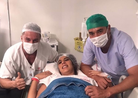 André Rizek mostra fotos do nascimento dos gêmeos com Andréia Sadi 