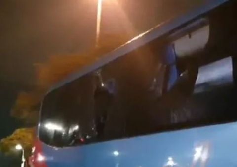 Ônibus do Flamengo é apedrejado por torcedores do Corinthians