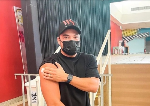 Wesley Safadão comemora 1ª dose da vacina contra covid-19 aos 32 anos