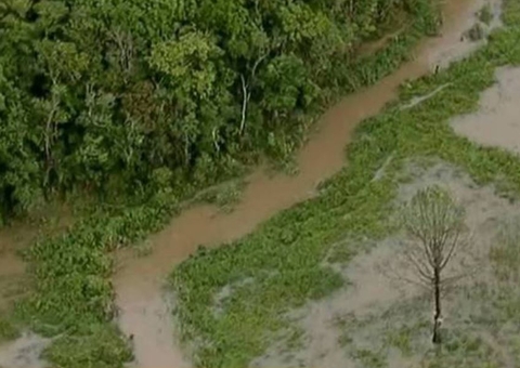 Mãe e dois filhos desaparecem após carro ser arrastado para rio durante enxurrada