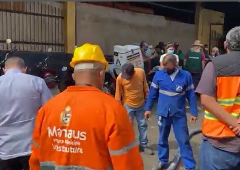 Feira da Manaus Moderna recebe serviços de limpeza e desobstrução de galerias