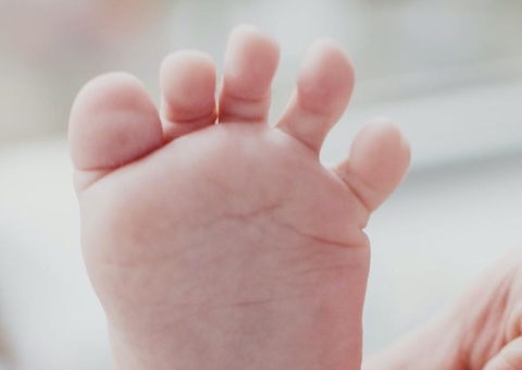 Agente funerário descobre bebê vivo enquanto preparava corpo para enterro 