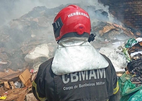 Depósito de sucatas pega fogo em avenida de Manaus