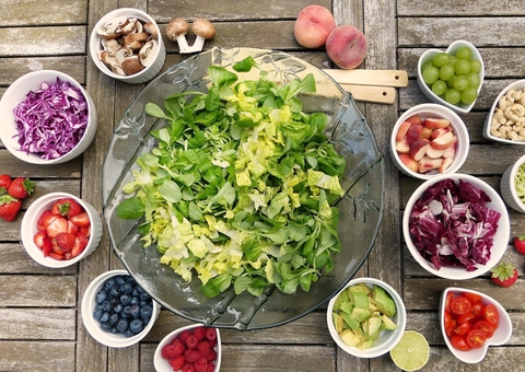 Comer salada todo dia pode trazer quatro consequências; saiba mais