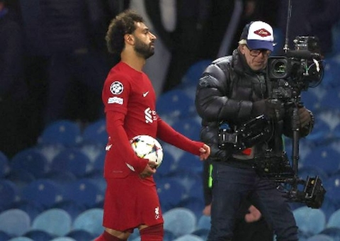 Salah faz dois, e Liverpool vence o Tottenham em jogo agitado do Inglês