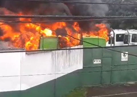Incêndio em garagem de empresa destrói ônibus do transporte público em Mana