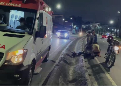Homem fica ferido ao cair com motocicleta em canteiro central Manaus