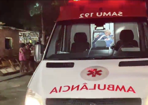 Homem sofre ataque de criminosos e é esfaqueado em rua de Manaus