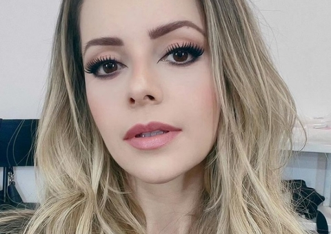 Sandy radicaliza no visual e surge ruiva; veja fotos