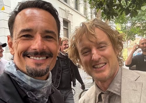 Vilão em Hollywood: Rodrigo Santoro posa com Owen Wilson em gravações de filme