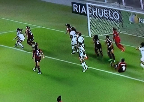 Santos contrata dois, mas ainda procura atletas 'bons e baratos' no mercado