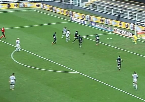 Santos supera Goiás com pênalti polêmico e volta a vencer após 12 jogos