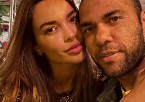 Condenado por estupro, Daniel Alves passeia de mãos dadas com Joana Sanz em Barcelona