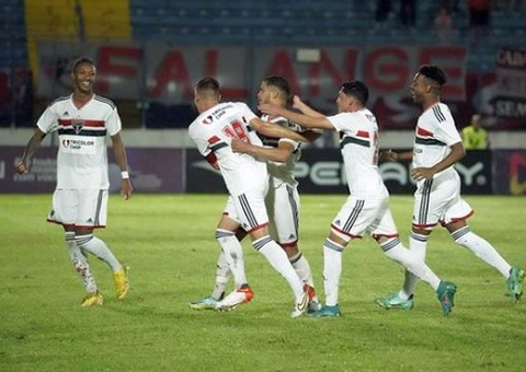 São Paulo vê mercado escasso e fica entre improviso e apostas na lateral
