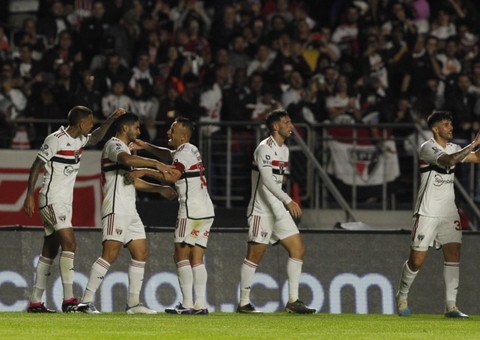 Por que o São Paulo tem tantos jogadores para as laterais