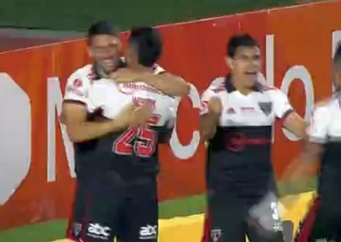 Calleri faz dois, São Paulo vence Coritiba e cola no G8 do Brasileiro