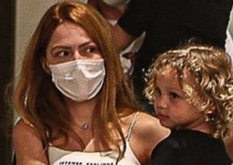 Com novo namorado, Sarah Poncio experimenta aliança em joalheria
