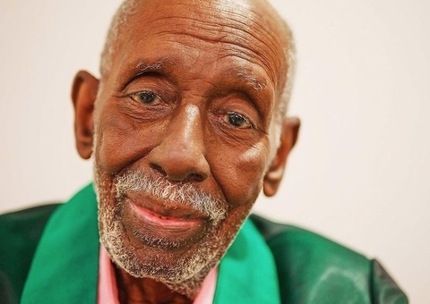 Sambista Nelson Sargento morre de covid-19 no Rio