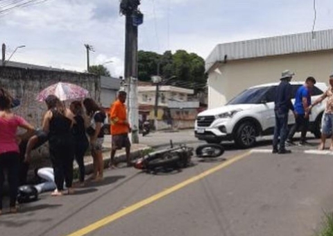 Acidente entre carro e moto deixa ferido em Manaus