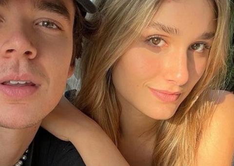 De cabelo novo, Sasha Meneghel comemora 4 meses de casada em viagem internacional