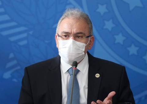 Ministro pede a países com doses extras que dividam vacinas com o Brasil