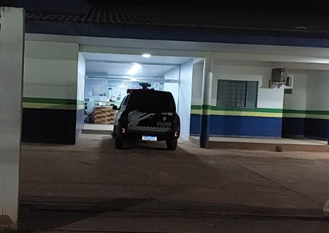 Mãe abandona filhos de 2 e 3 anos nus no meio da rua para ir beber no Amazonas