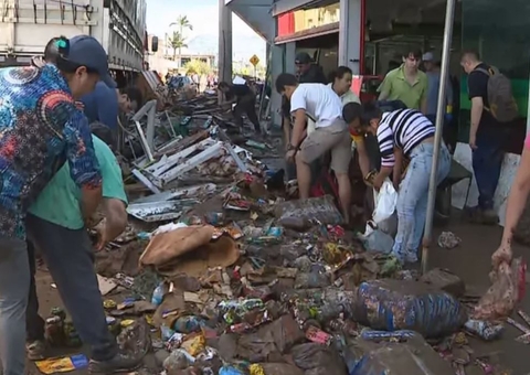 Moradores de cidade atingida por ciclone catam alimento da lama para sobreviver
