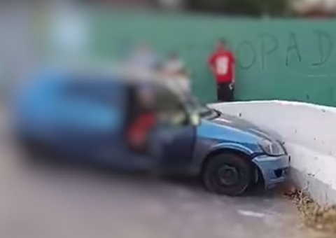 Homem morre ao perder controle de carro e bater em mureta no Centro
