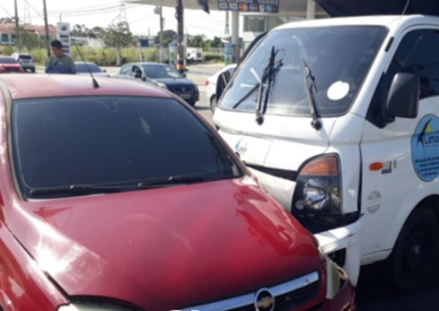 Motorista fica ferido em acidente entre carro e caminhão em avenida de Manaus