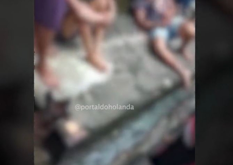 Enfurecidos, moradores surgem em vídeo dando surra em assaltantes em Manaus
