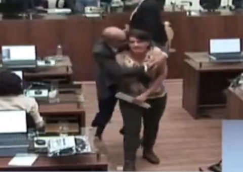 Assédio: Vereadora se revolta ao ser agarrada e beijada à força por vereador na Câmara