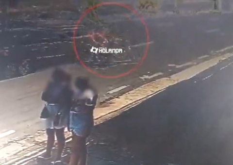 Confira momento em que motociclista é lançado debaixo de carro durante acidente em avenida 