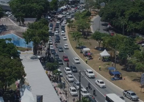 Motoristas enfrentam lentidão no trânsito para chegarem a cemitérios em Manaus