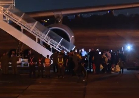 Brasileiros e outros sobreviventes de terremoto na Turquia chegam ao Brasil