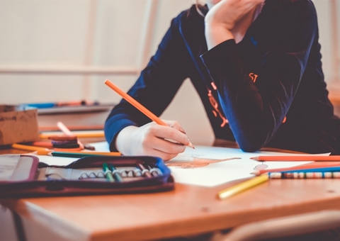 Aula antes das 9h prejudica sono e piora desempenho acadêmico, diz estudo
