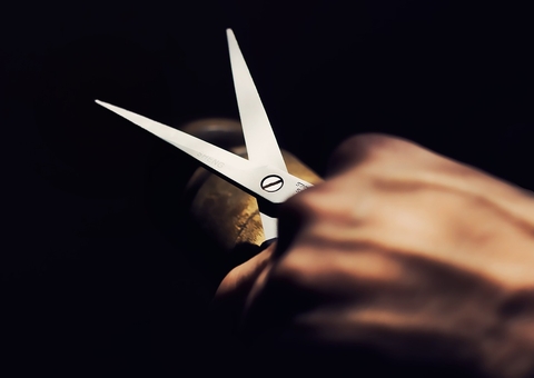 Homem é preso após fazer mulher e jovem reféns sob mira de tesoura em Manaus