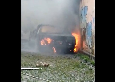 Carro é incendiado em plena luz do dia em área vermelha de Manaus