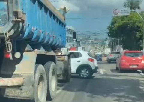 Vídeo mostra caminhão arrastando carro por rua em Manaus em cena desesperadora