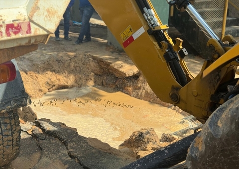 Tubulação da Águas de Manaus rompe e lama invade casas e comércios no São  Francisco