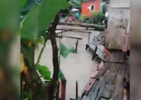 Criança é resgatada de bueiro horas após desaparecer com adolescentes em igarapé em Manaus