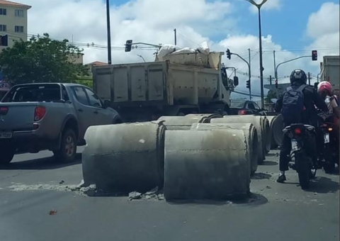 Tubulações de concreto desabam de caminhão no meio de avenida em Manaus