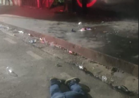 Homem é executado com 8 tiros na frente de cervejaria em Manaus 