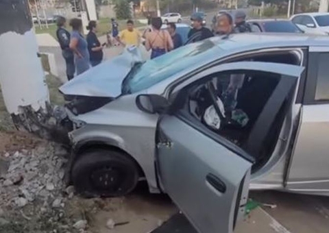 Carro desgovernado fica destruído ao atingir poste Ponta Negra em Manaus